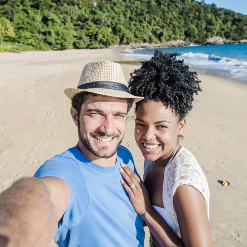 pareja-sonriente-haciendo-un-selfie-en-la-playa